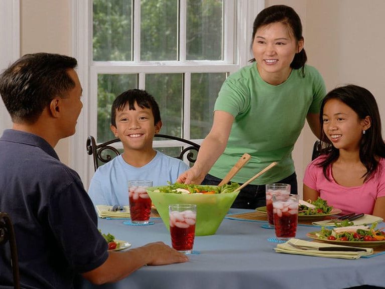 ארוחה משפחתית לאכילה בריאה